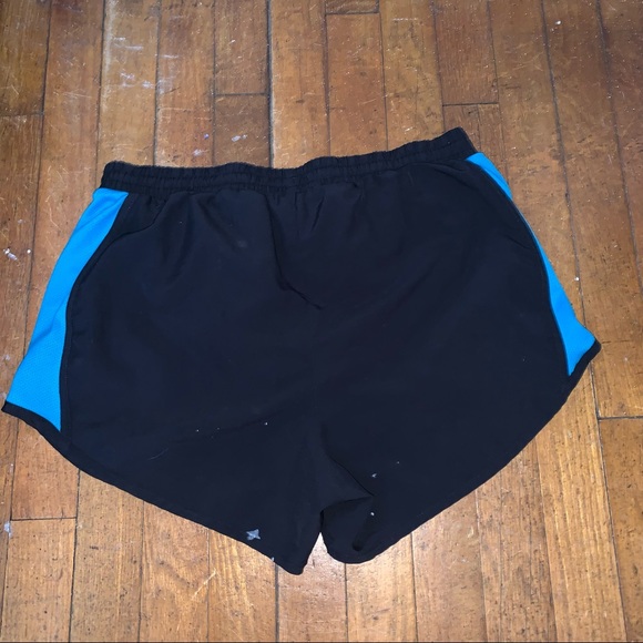 UNDER ARMOUR black athletic shorts - Picture 2 of 2
